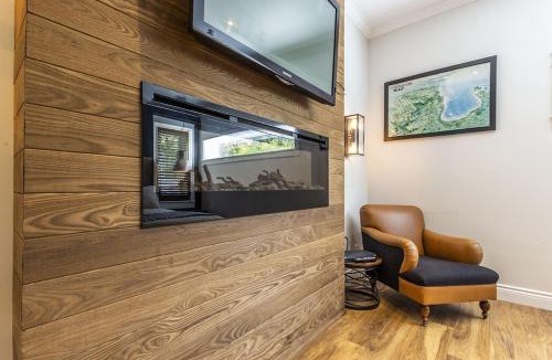 Swiss Meadows Ski Chalet | Panoramic-Blue Mountain-Balcony-Sauna-Backyard-King