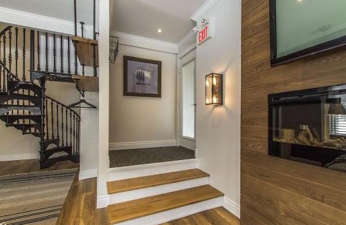 Swiss Meadows Ski Chalet | Panoramic-Blue Mountain-Balcony-Sauna-Backyard-King