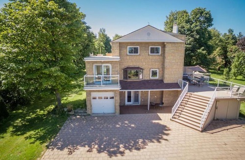 Swiss Meadows House | Paradise Manor w Hot tub Sauna & Putting Green