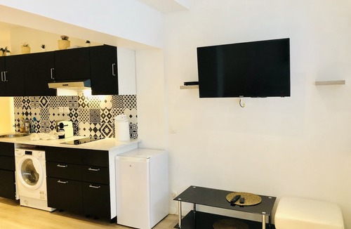 20th Arrondissement Apartment | Paris Centre Mairie du XXe Metro Gambetta