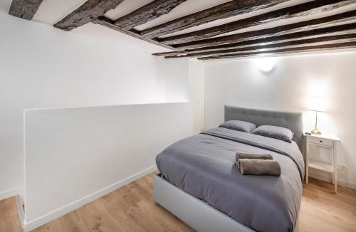 Latin Apartment | Paris Place Pantheon