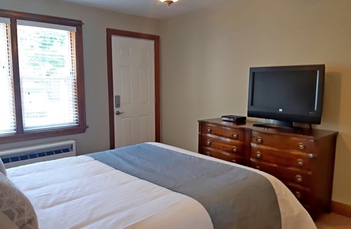 Barrie Hotel | Parkside House
