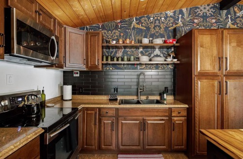 Strawberry Cabin | PEACE in the PINES. Velvet Antler: EV Charger, Dog Run, Hot Tub