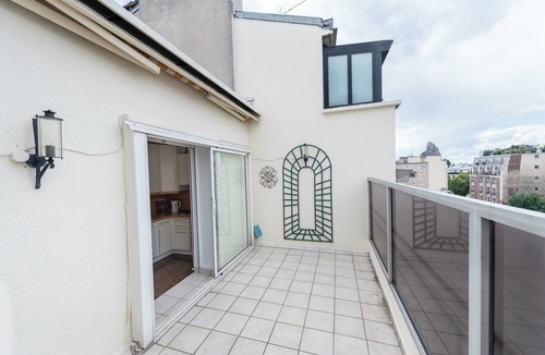 Saint-Mande Apartment | Peaceful 6 Person Retreat Overlooking the Forest