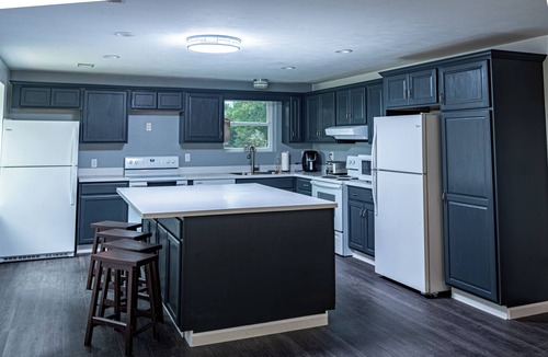 Widnoon Cabin | Peaceful Escape Ben Franklin Range 4-bedroom lodge in Kittanning, PA. Book now