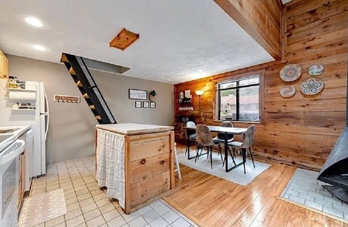 Hidden Valley House | Peaceful Retreat in Hidden Valley, PA: Ski Resort, Golf and Trails in Mountain