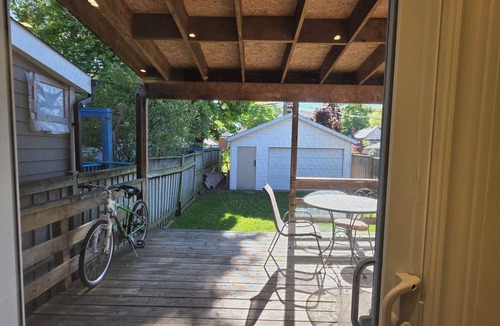 Long Branch House | PEACEFUL Toronto HIDEAWAY family friendly with full kitchen