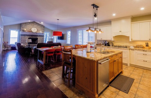 Cressy House | PEC Lakeside Cottage | Hot Tub, Modern Comforts & Year-Round Escape