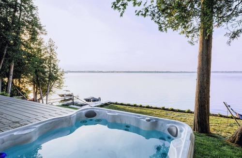 Cressy House | PEC Lakeside Cottage | Hot Tub, Modern Comforts & Year-Round Escape