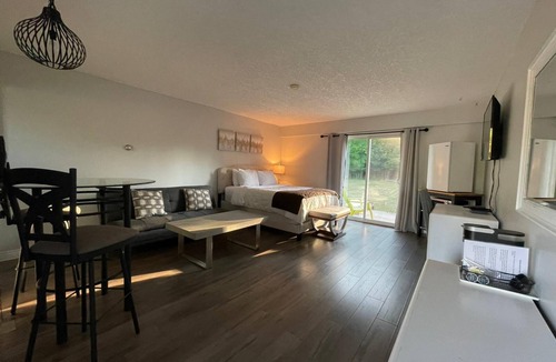 Wiarton Hotel | Peninsula Motel