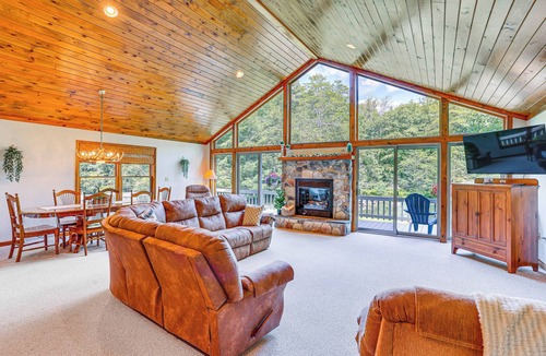 Belleville Cabin | Pennsylvania Cabin Hideaway: Hot Tub & Deck!
