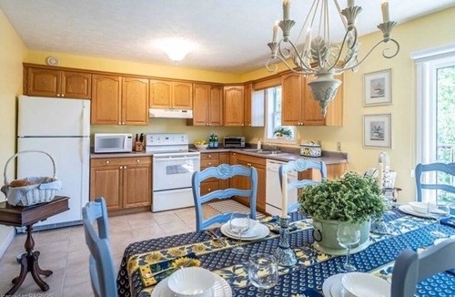 Southampton House | Perfect for couples or the family. Walk downtown, to beach or hiking trails.