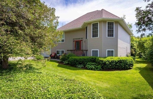 Southampton House | Perfect for couples or the family. Walk downtown, to beach or hiking trails.