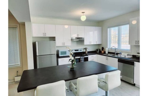 Wasaga Beach House | Perfect Large 4 bedroom 3 bathroom, Blue Mountain, Wasaga Beach Loft resort!