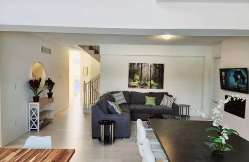 Wasaga Beach House | Perfect Large 4 bedroom 3 bathroom, Blue Mountain, Wasaga Beach Loft resort!