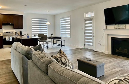 Bracebridge House | Perfect Muskoka Getaway near Santa Village! 10 min drive to waterfall and beach