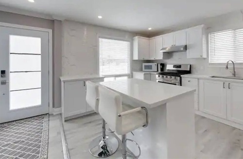 Dundalk House | 🌼Perfect New Large 4 bedroom Home with free parking 🌺