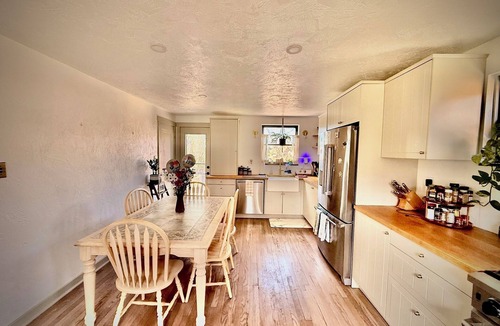 Brentwood House | Perfect Pittsburgh Retreat 15 Minute Drive to the NFL Draft – Book Your Stay Now