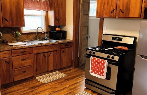 Struthers House | Pet-Friendly 2-Story Home Near Youngstown - Fast WiFi - Quiet Area