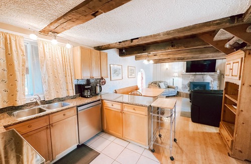 The Blue Mountains Cottage | Pet Friendly 6 Bed Blue Mountain Cottage with Hot Tub Sleeps 14