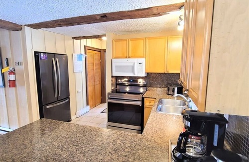 The Blue Mountains Cottage | Pet Friendly 6 Bed Blue Mountain Cottage with Hot Tub Sleeps 14