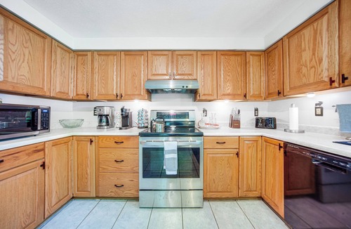 Pymatuning Central House | Pet-Friendly Espyville Home w/Yard & Fire Pit!