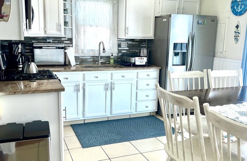 Villas House | Pet friendly home located just 5 houses from the Delaware Bay