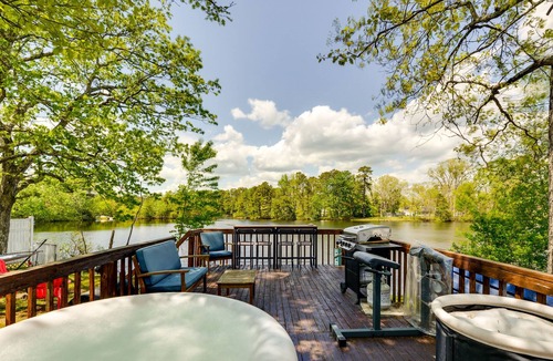 Mays Landing Cottage | Pet-Friendly Mays Landing Vacation Rental on Lake!