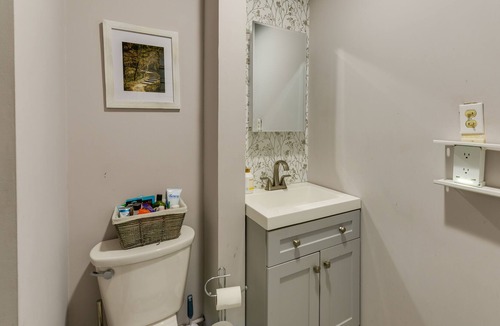 Mays Landing Cottage | Pet-Friendly Mays Landing Vacation Rental on Lake!