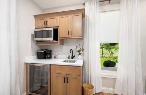 Rome Bed & Breakfast | Petal & Bloom Farmhouse w/Speakeasy Lounge!