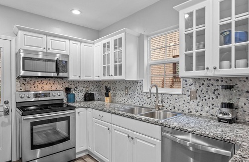 South Hills House | PGH Sapphire |Charming Design |Parking |10min from DT