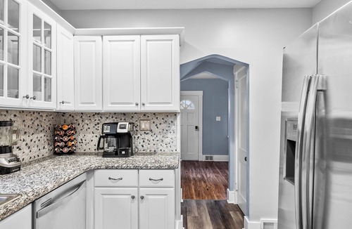 South Hills House | PGH Sapphire |Charming Design |Parking |10min from DT