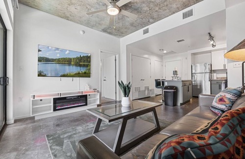 Evans Churchill Apartment | Phoenix Downtown Zen Loft