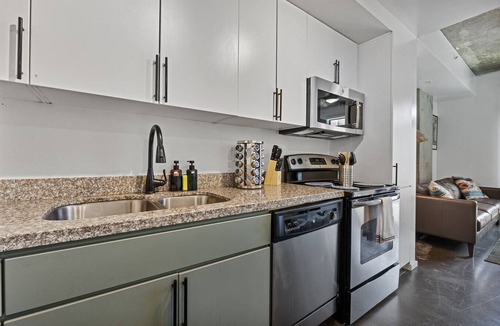Evans Churchill Apartment | Phoenix Downtown Zen Loft
