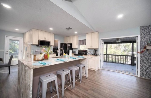Middleburg House | Picturesque Middleburg Creek-view Vacation Home!