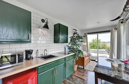 Pine Grove Apartment | Pine Grove Scenic View: Unforgettable Love Getaway
