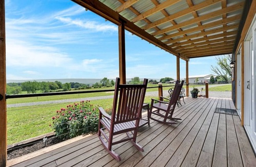 Pine Grove Apartment | Pine Grove Scenic View: Unforgettable Love Getaway