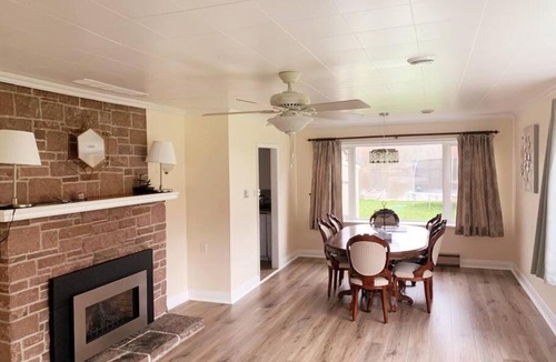 Norland House | Pines Bay Waterfront cottage with Hot tub!