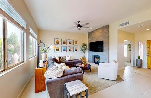 Oro Valley House | Pink Mountain Retreat