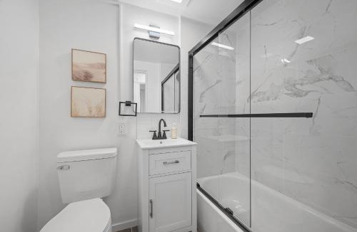 Shadyside House | Pittsburgh Shadyside 2B Stylish and Cozy Private Bedroom with Shared Bathroom
