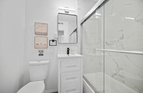 Shadyside House | Pittsburgh Shadyside 3D Cozy and Stylish Private Bedroom with Shared Bathroom
