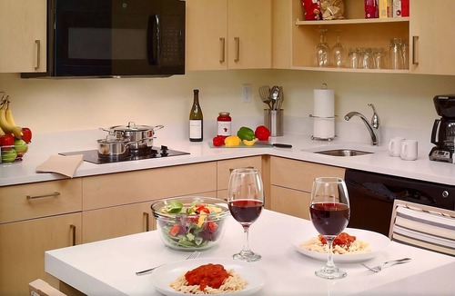 Monmouth Junction Hotel | Pleasant Stay, Convenient Location! Close to Morris Davison Park, w/Pool