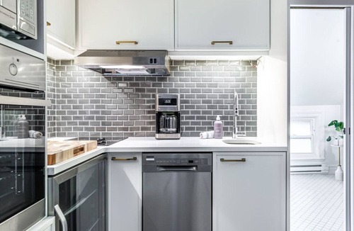 Stratford Apartment | Plums Unit 3: Downtown King
