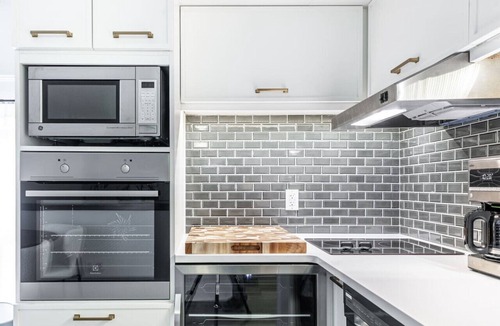 Stratford Apartment | Plums Unit 3: Downtown King