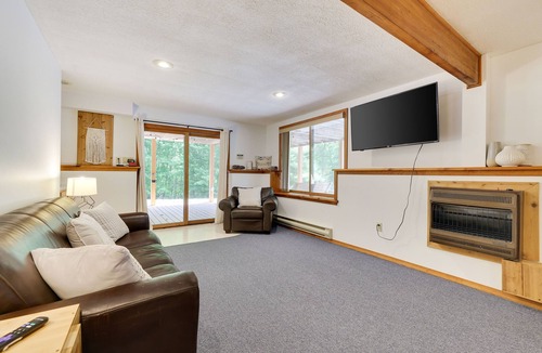 Lakeville Ski Chalet | Pocono Chalet- walking distance to Lake Wallenpaupack- 3 Full baths