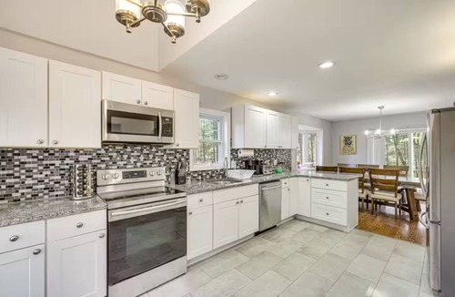 East Stroudsburg House | Pocono, Minutes to skii parks, Hot Tub, Fire Pit, Games, Private space