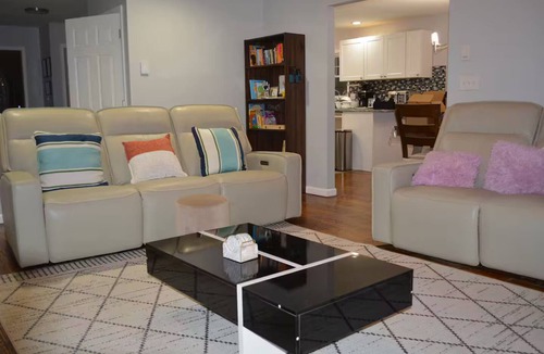 East Stroudsburg House | Pocono, Minutes to skii parks, Hot Tub, Fire Pit, Games, Private space