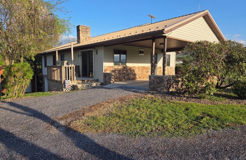 Newville House | Pond-A-View 3-bedroom Rancher with views of the mountain and rolling fields.