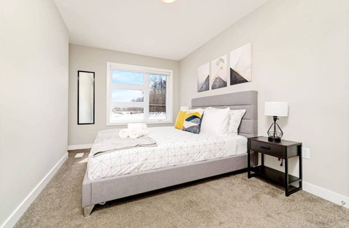 Doon South House | Pondside Home w Sun Deck - Near Victoria Park!