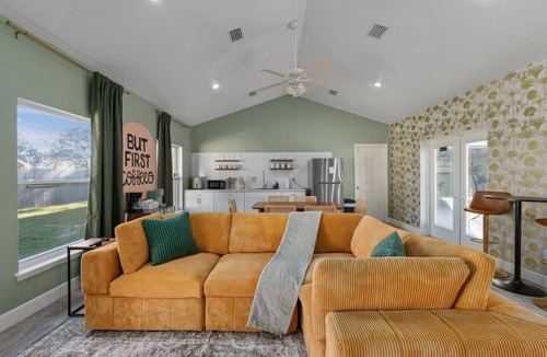 Auburndale House | Pool + Sleeps 8 + 30mi Legoland
